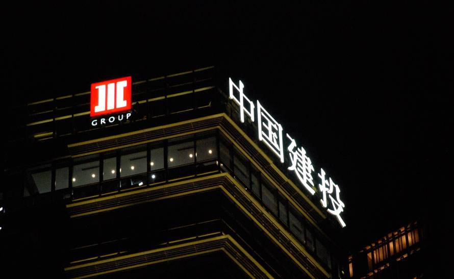 樓頂發光字：城市夜景中的一抹亮色