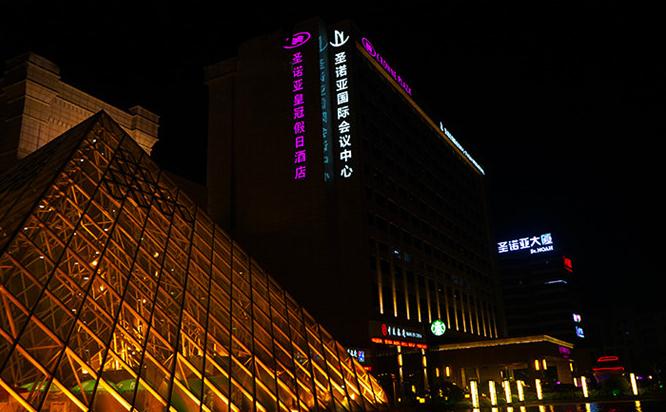 酒店頂樓發光標識：讓你從高空中發現城市之美