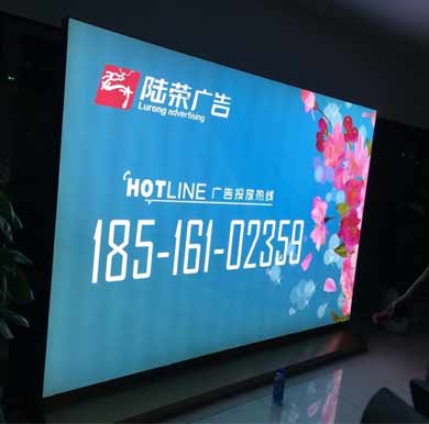 龍湖天街室內卡布燈箱,電梯旁燈箱廣告